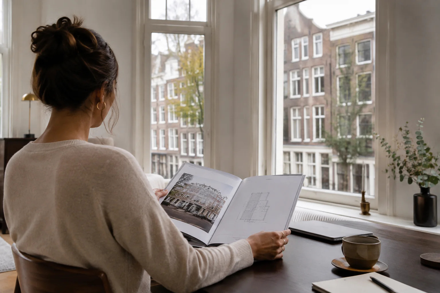 Licht Amsterdams appartement met uitzicht over de stad