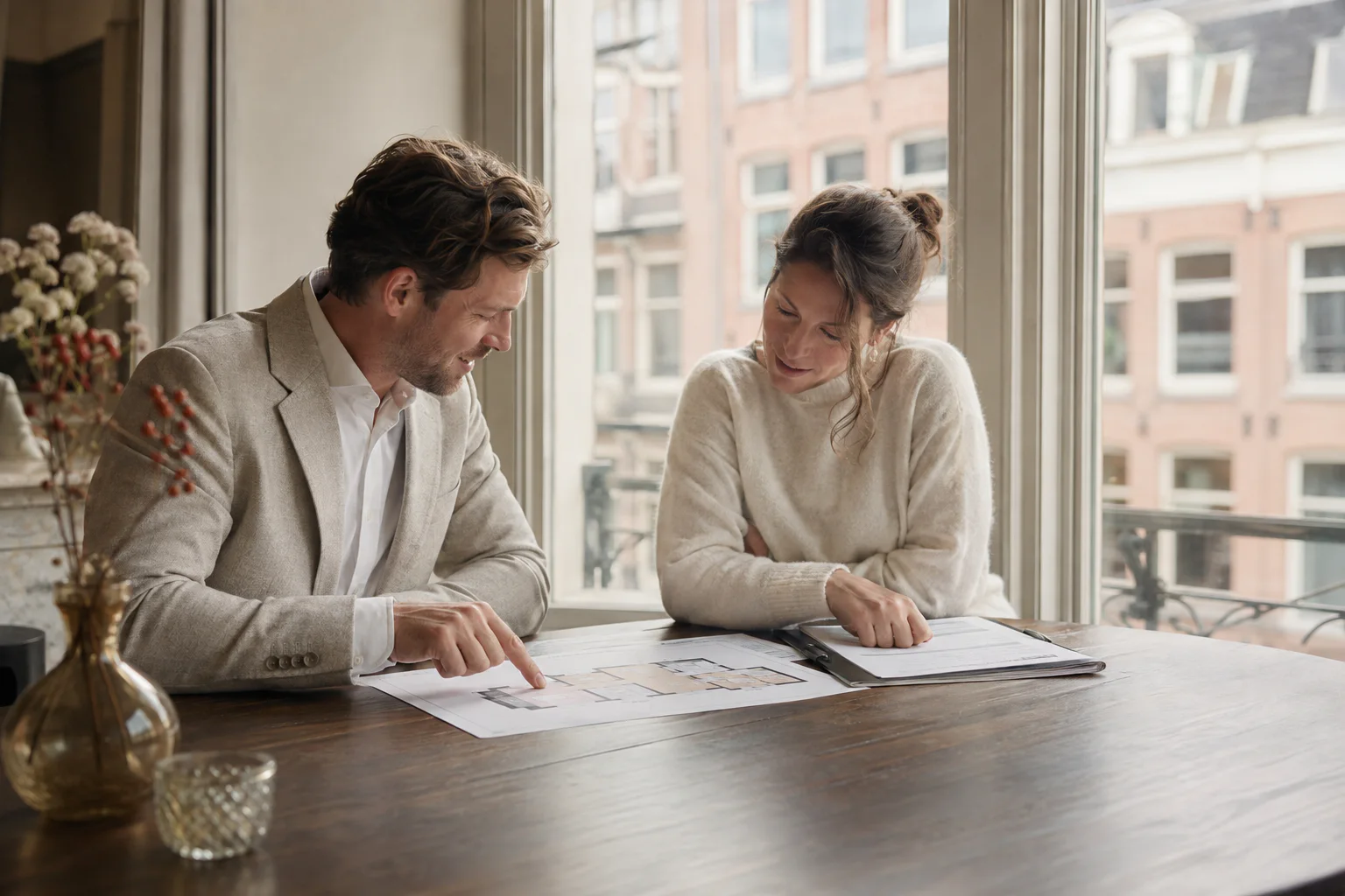 Aankoopgesprek aan tafel in een Amsterdams appartement